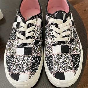 ❣️SOLD❣️Woman’s  Patchwork Floral VANS